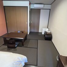 部屋の奥は畳敷になっています。