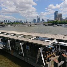 行き交う様々な船。手前の桟橋がEmbankment Pier