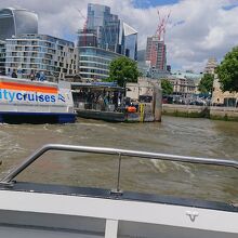 結構な数の船舶がテムズ川を行き交います。