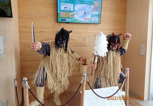 本物の「なまはげ」は、男鹿半島で、モニュメントは至る所で
