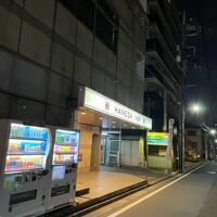 表通りはパチンコ屋。ホテル入り口は裏手に