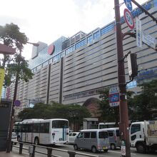 渡辺通り越しに福岡三越を見る。右手が西鉄天神駅です。