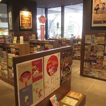 福岡観光案内所の内部の様子です。パンフレットがたくさん。