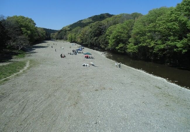 京都の嵐山とは似ていませんが、紅葉は引けを取りません