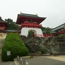 水天門と呼ばれる竜宮城の楼門