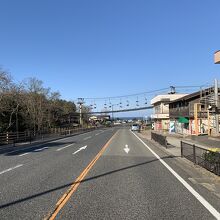 リフトは道路をまたいでいます。