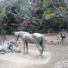 馬の放牧場が近くにだったことにちなんで馬の銅像があります。