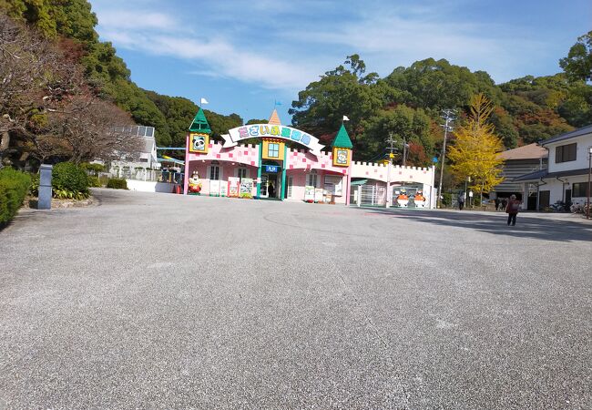 宝物殿の側面に沿ってまっすぐ進むと遊園地の前に出ます。