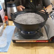 地獄炊き用の鍋。煮えくり返っています。