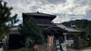 駅のそばにあります