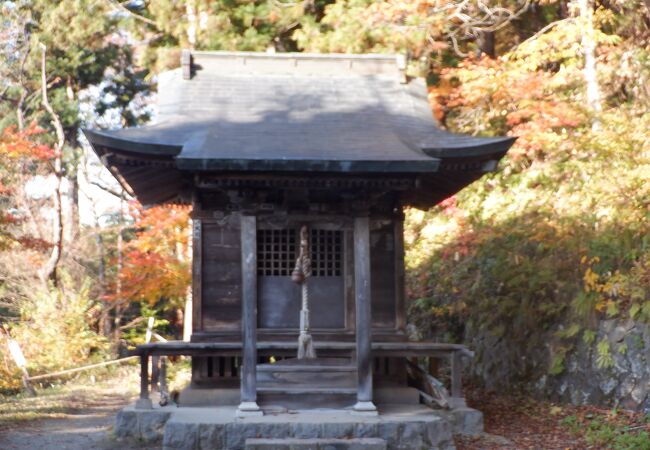 戸ノ口堰洞穴近くの小さな神社でした。