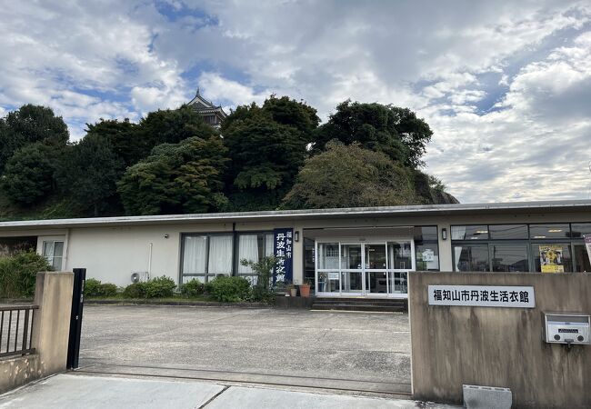 福知山城のそばにあります