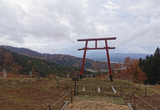 天気が良ければ鳥居越しに富士山が拝めます