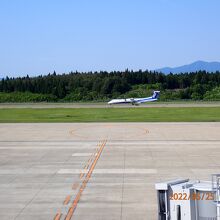 機体と遠景の山々