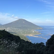 島の全景と八丈小島が見渡せました。