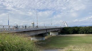 淀川にかかる長い橋です