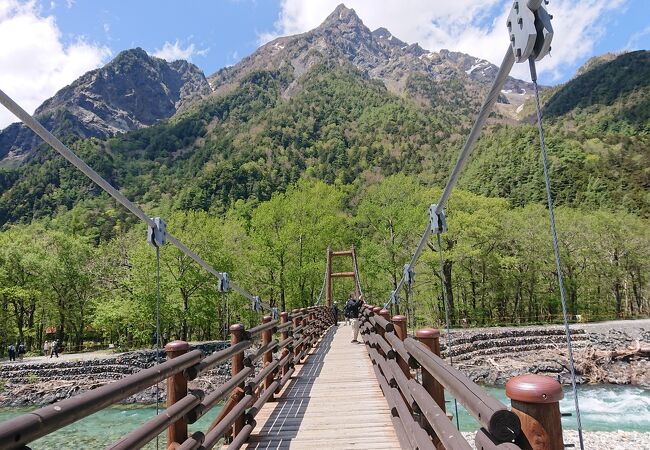 ここから見える梓川の水は青い