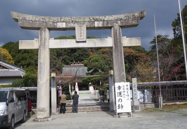 西公園に散歩に行くと必ずお参りする神社です。