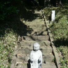 百庚申の丘の階段です。入口に白色の可愛い庚申像があります。