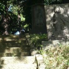 階段の上部に、別の庚申塔が置かれています。階段には入れません