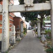 赤煉瓦文化館のすぐ横の細い路地に鳥居があり、都会の神社らしいと思いました。