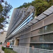 大通りに面している大きな建物で形状もとても個性的です。