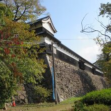 福岡城址は多聞櫓と石垣が残る程度です。