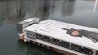 福岡の町中を流れる大きな川には観光船もありました。