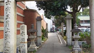 赤煉瓦文化館のすぐ横の細い路地に鳥居があり、都会の神社らしいと思いました。