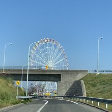 淡路サービスエリアの観覧車が見えます