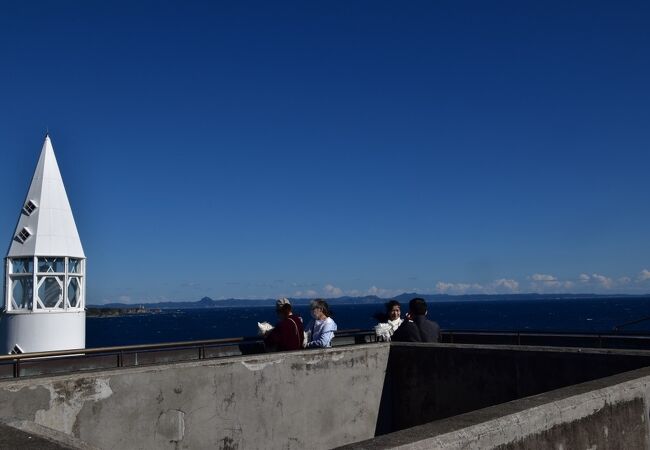 城ケ島の東端にあり、房総半島を望める。