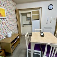 食卓、冷蔵庫など