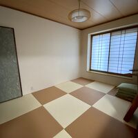 洋畳の和室(押し入れに布団あり)