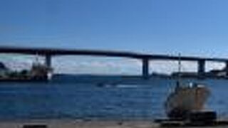 三浦半島の南端とその向かいにある城ヶ島を結ぶ橋