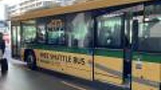 黄色い車体のフリーシャトル