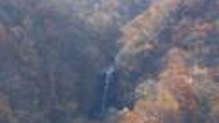 滝見台から水が三段になって落下する様子がよく見えます