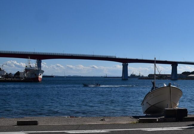 三浦半島の南端とその向かいにある城ヶ島を結ぶ橋