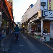 灯台のそばにのびる土産物店通り