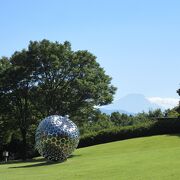 山梨県立美術館や文学館がある公園、公園内にも様々な作品があり楽しめます