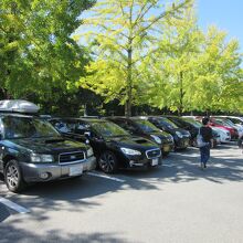 駐車場は公園の駐車場を利用可能