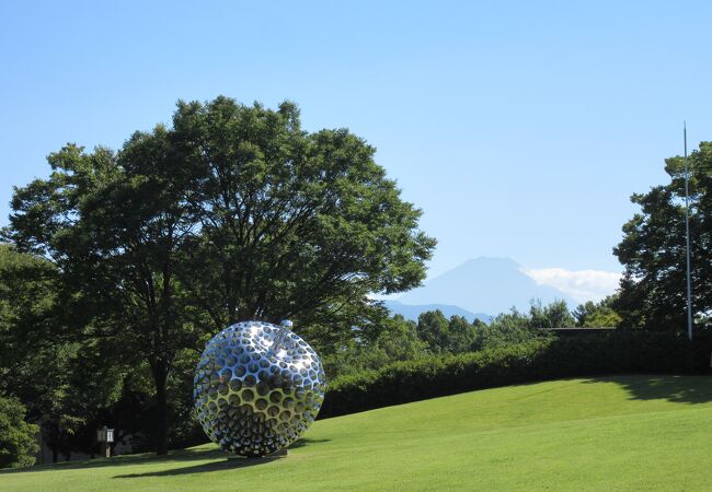 山梨県立美術館や文学館がある公園、公園内にも様々な作品があり楽しめます