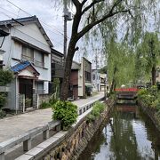 川沿いの風情ある通り