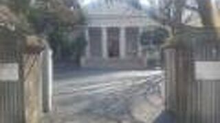 まるでギリシャ神殿のようですが屋根の上の十字架で教会だと認識できます