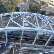 問題は目の前の根岸線の線路。騒音が想像以上