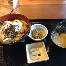 つまり食堂