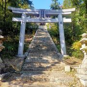 巨石の神社。見晴らしがとてもいいです