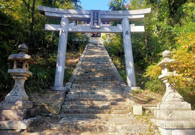 巨石の神社。見晴らしがとてもいいです