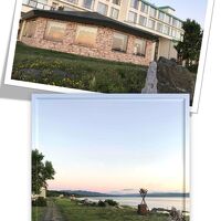 丸い建物が食堂。ホテル周りを散策できるようなっていた