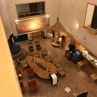 ロビー・フロントなどを眺める