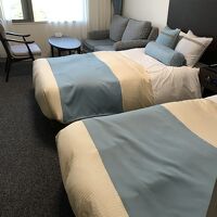 ゆったりとした部屋で、窓際にソファー・テーブル。